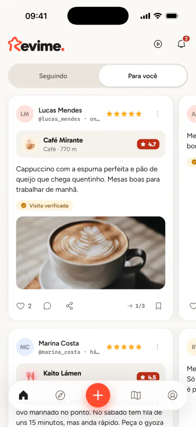 Exemplo do feed do app na aba Para você: a avaliação de um café, com foto e o selo Visita verificada.
